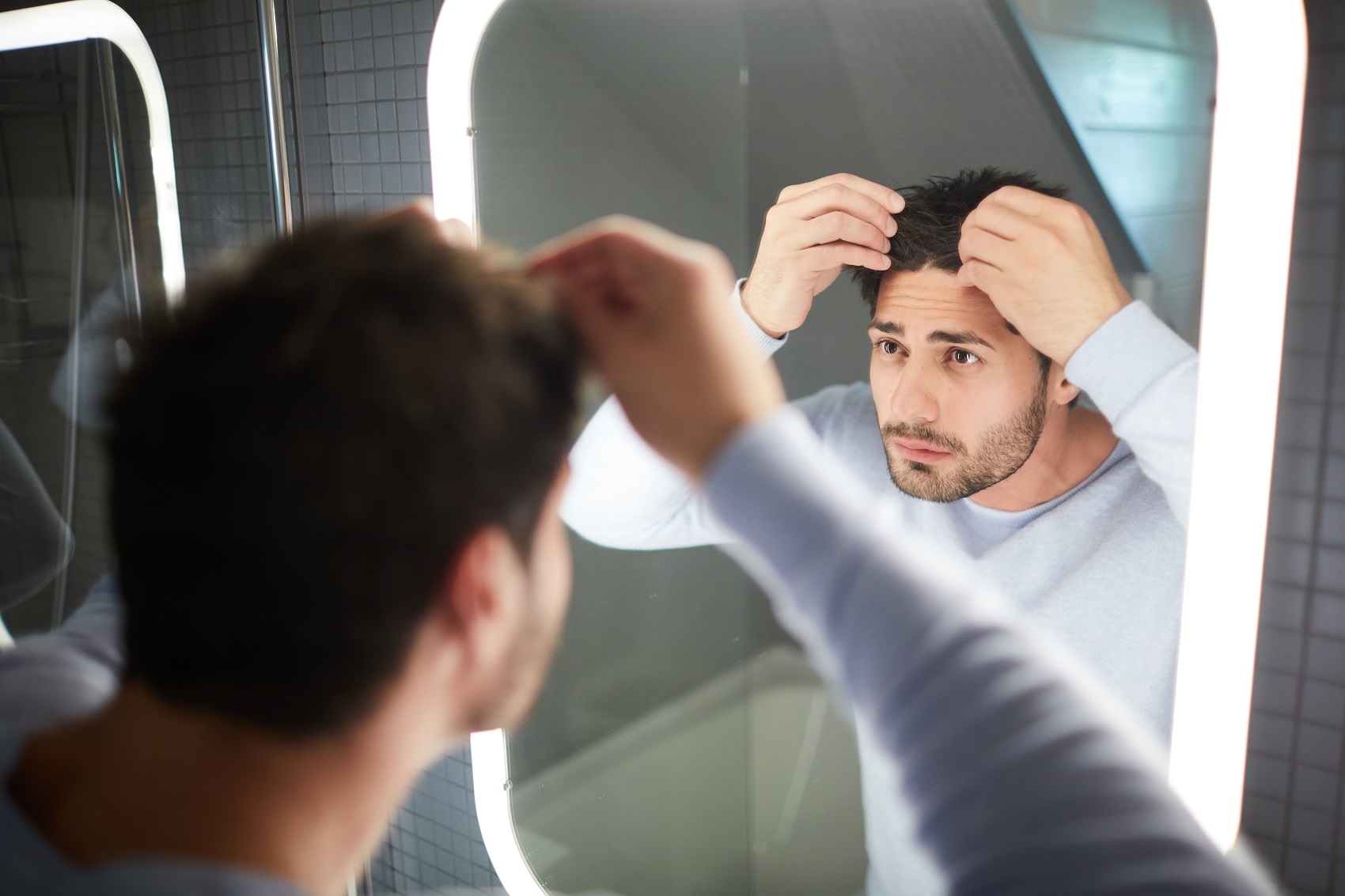 Hombre revisando pérdida de cabello antes de trasplante capilar en Sevilla