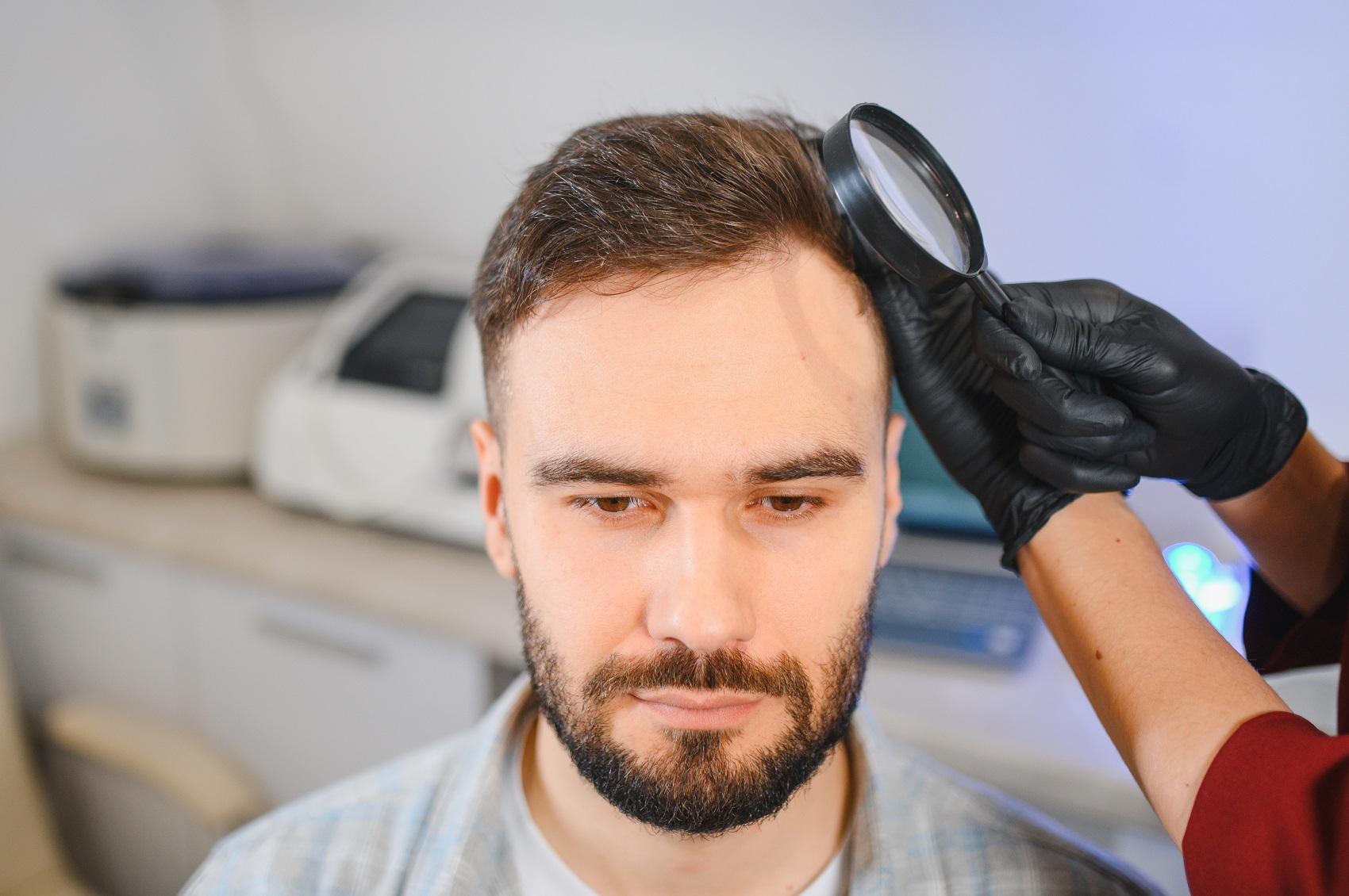Hombre durante evaluación para injerto capilar FUE en Sevilla